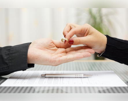 Endlose Wartezeiten bei Scheidungen im Ausland? So beschleunigen wir die Zustellung!